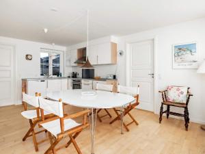 Vester Vidstrupにある6 person holiday home in Hj rringのキッチン、ダイニングルーム(白いテーブル、椅子付)
