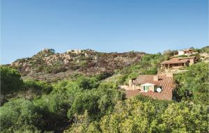 una casa en la ladera de una colina con árboles en Casa Allegra, en Costa Paradiso