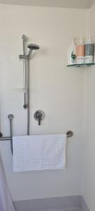 bagno bianco con lavandino e asciugamano di Lodges On Pearson Unit 1 a Cromwell