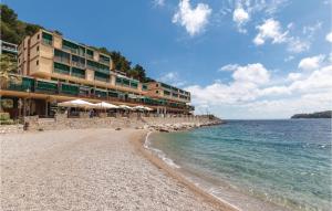 un hotel sulla spiaggia vicino all'acqua di Casa Maddalena a Porto Azzurro