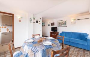 salon ze stołem i niebieską kanapą w obiekcie Casa Maddalena w mieście Porto Azzurro