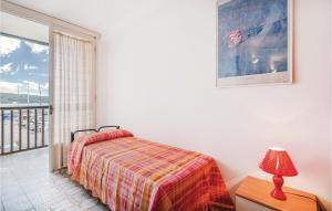 sypialnia z łóżkiem, oknem i lampką w obiekcie Casa Maddalena w mieście Porto Azzurro