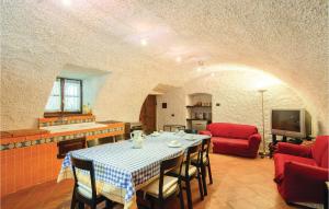 comedor con mesa y sofá rojo en Il Lavaccio en Scorcetoli