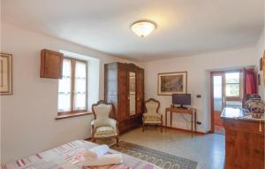 Scorcetoli的住宿－Il Lavaccio，客房设有2把椅子和1张带电视的书桌。