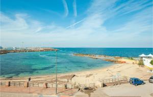 vista su una spiaggia con molo di Il Porto a Porto Torres