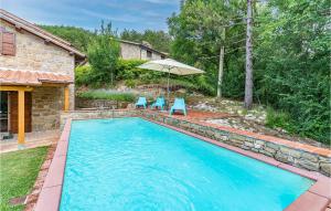 グッビオにあるAwesome Home In Gubbio -pg- With 2 Bedrooms And Outdoor Swimming Poolのスイミングプール(椅子2脚、パラソル付)