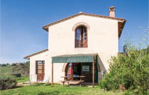 a small white house with a table and chairs at Casina in Collelungo