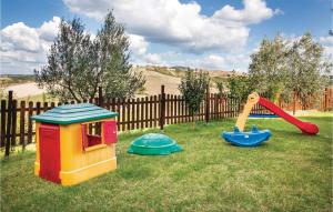 ein Spielplatz mit drei Spielgeräten im Gras in der Unterkunft 1 Bedroom Beautiful Apartment In Prato Dera Pi in Ulignano