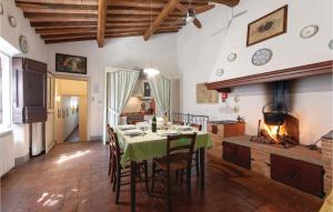 eine Küche und ein Esszimmer mit einem Tisch und einem Kamin in der Unterkunft Villa Martelli in Capannoli