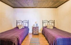 Säng eller sängar i ett rum på 2 Bedroom Amazing Home In Icod El Alto