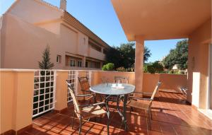 Nice Apartment In Marbella-elviria With Wifi, Outdoor Swimming Pool And Swimming Pool 발코니 또는 테라스