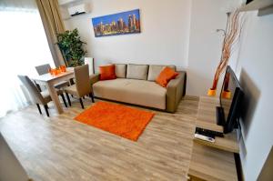 sala de estar con sofá y mesa en Summerland Sea View Exclusive Apartment - Mamaia, en Mamaia