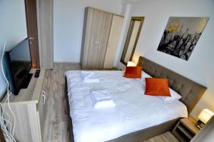 Кровать или кровати в номере Summerland Sea View Exclusive Apartment - Mamaia