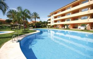 マルベーリャにあるAmazing Apartment In Marbella-elviria With Swimming Poolの建物前の大型スイミングプール