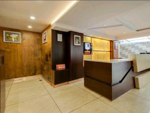 Area lobi atau resepsionis di The Lounge Business Hotel