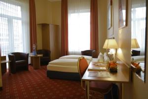 Кровать или кровати в номере Hotel Königshof