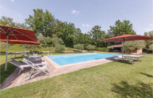 ein Pool mit zwei Sonnenschirmen und zwei Stühlen in der Unterkunft Lavanda in Collelungo