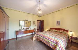 - une chambre avec un lit, une commode et un miroir dans l'établissement Il Quercetino, à Subbiano