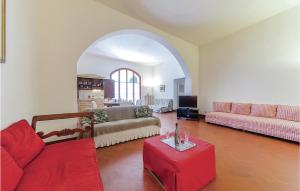 un soggiorno con 2 divani e un tavolo rosso di Le Cerbonchie a Rosignano Marittimo