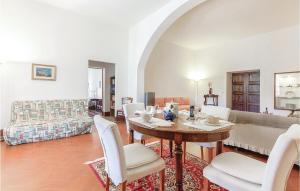 un soggiorno con tavolo, sedie e divano di Le Cerbonchie a Rosignano Marittimo