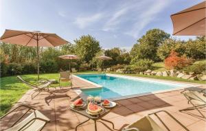 The swimming pool at or close to Nocciolo