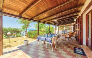 ein Esszimmer mit einem Tisch und Stühlen auf einer Terrasse in der Unterkunft 1 Cda Cipollazzo in Menfi