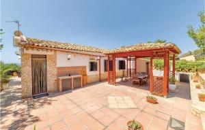 eine Terrasse mit einem Pavillon vor einem Haus in der Unterkunft 1 Cda Cipollazzo in Menfi