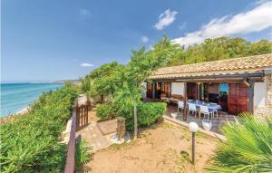 メンフィにあるNice Home In Menfi Ag With 3 Bedrooms And Wifiの海の景色を望むビーチの家