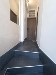 einen Flur mit Tür und Fliesenboden in der Unterkunft Mini Apartamento de Lujo in Becerril de la Sierra