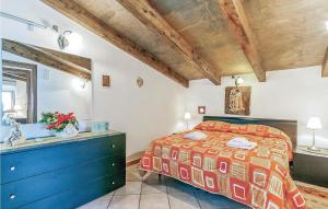 - une chambre avec un lit et une commode bleue dans l'établissement Gelso Rosso, à Furore