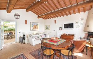 ein Wohnzimmer mit einem Tisch und einem Sofa in der Unterkunft Faggio in Camaiore