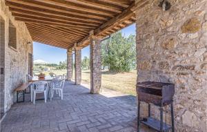 an outdoor patio with a table and chairs and a grill at Portella in Saragano