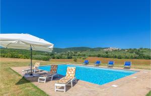 a swimming pool with chairs and an umbrella at Portella in Saragano