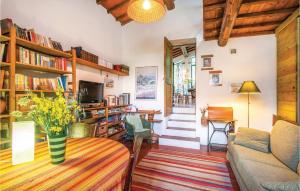 ein Wohnzimmer mit einem Sofa und einem Tisch in der Unterkunft Alla Calza in Radicondoli
