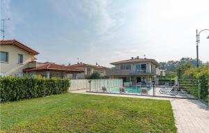 ein Haus mit einem Zaun und einem Pool in der Unterkunft Pet Friendly Apartment In Puegnago Sul Garda With Outdoor Swimming Pool in Raffa