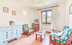 MontorgialiにあるOleandroのリビングルーム(椅子2脚、テレビ付)