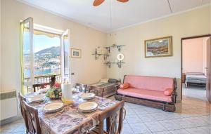 uma sala de estar com uma mesa e um sofá em Amazing Apartment In Monte Isola With House A Mountain View em Monte Isola