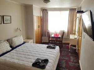 سرير أو أسرّة في غرفة في Northern Wairoa Hotel