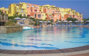 a large swimming pool in front of some buildings at Trilo 6 in Cuile Pazzoni +13 photos