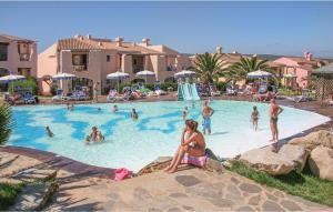 a group of people in a pool at a resort at Trilo 6 in Cuile Pazzoni