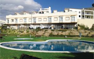 um grande edifício com uma piscina em frente a um edifício em Awesome Home In Finestrat With House Sea View em Finestrat