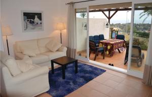 salon z kanapą i stołem w obiekcie Awesome Home In Finestrat With House Sea View w mieście Finestrat