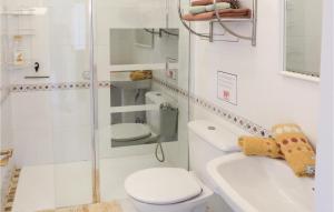 A bathroom at Beautiful Apartment In Torrevieja
