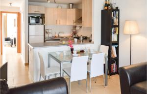 cocina y comedor con mesa y sillas en Beautiful Apartment In Alhama De Murcia With Wifi, en Alhama de Murcia