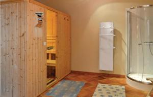 Saint-AlvèreにあるGorgeous Home In Sainte Alvre With Kitchenのバスルーム(シャワー、ガラスドア付)