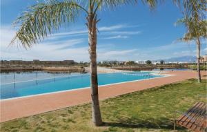 uma palmeira ao lado de uma piscina em 2 Bedroom Pet Friendly Apartment In Alhama De Murcia em El Romero