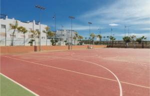 สิ่งอำนวยความสะดวกสำหรับเล่นเทนนิสและ/หรือสควอชที่ Gorgeous Apartment In Alhama De Murcia With Swimming Pool หรือบริเวณใกล้เคียง