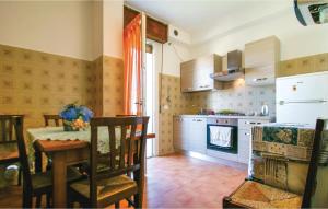 リミニにある3 Bedroom Beautiful Apartment In Riminiのキッチン(テーブル付)、ダイニングルーム