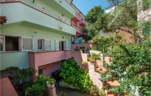 um edifício de apartamentos com plantas ao lado dele em Stunning Apartment In La Maddalena With House A Panoramic View em La Maddalena