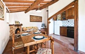 スカルリーノにあるIl Cispoのキッチン、ダイニングルーム(木製のテーブルと椅子付)